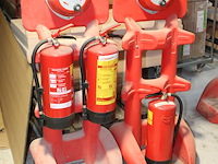 Twee firekarts met alarmbel en drie brandblussers. - afbeelding 2 van  2