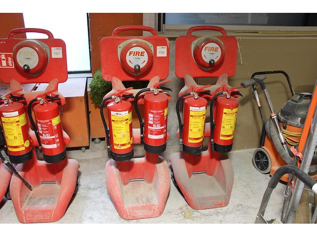 Twee firekarts met alarmbel en vier brandblussers. - afbeelding 1 van  2