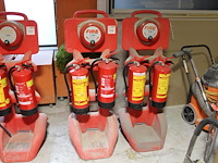 Twee firekarts met alarmbel en vier brandblussers. - afbeelding 1 van  2