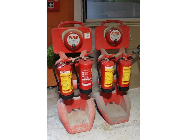 Twee firekarts met alarmbel en vier brandblussers. - afbeelding 2 van  2