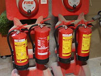Twee firekarts met alarmbel en vier brandblussers. - afbeelding 2 van  2