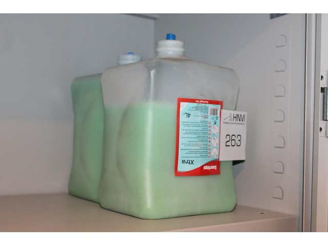 Twee flacons handzeep zwarfega. 2x 4l. 1 verpakking aangebroken. - afbeelding 1 van  2