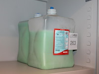 Twee flacons handzeep zwarfega. 2x 4l. 1 verpakking aangebroken. - afbeelding 1 van  2
