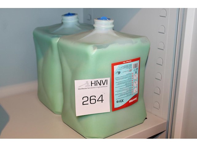 Twee flacons handzeep zwarfega. 2x 4l. - afbeelding 1 van  2