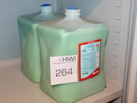 Twee flacons handzeep zwarfega. 2x 4l. - afbeelding 1 van  2