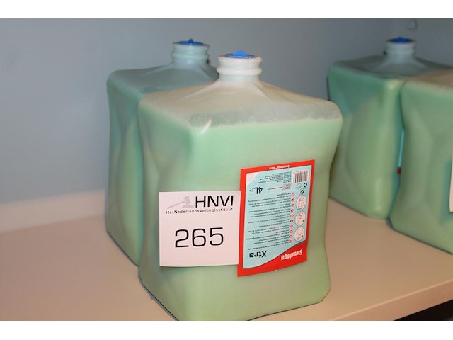 Twee flacons handzeep zwarfega. 2x 4l. - afbeelding 1 van  2