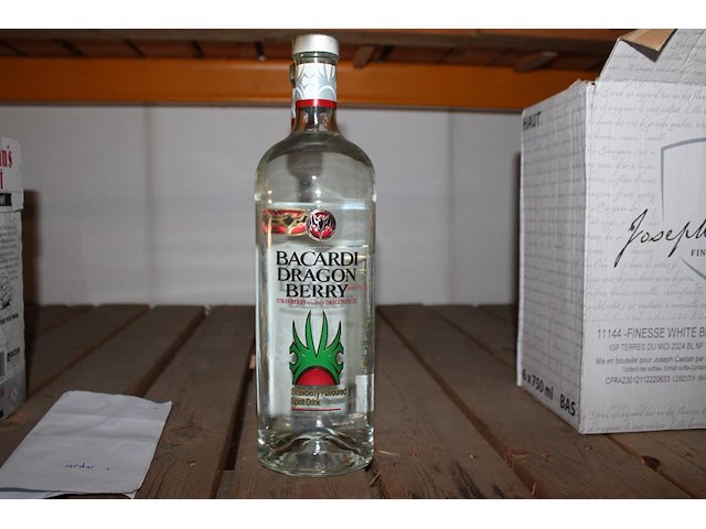 Twee flessen bacardi dragon berry. - afbeelding 1 van  2