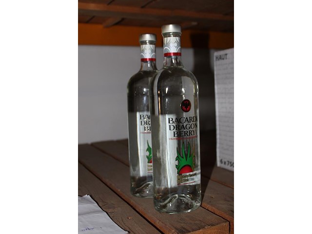 Twee flessen bacardi dragon berry. - afbeelding 2 van  2