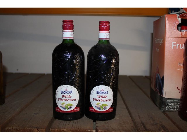 Twee flessen bessenjenever. - afbeelding 1 van  2
