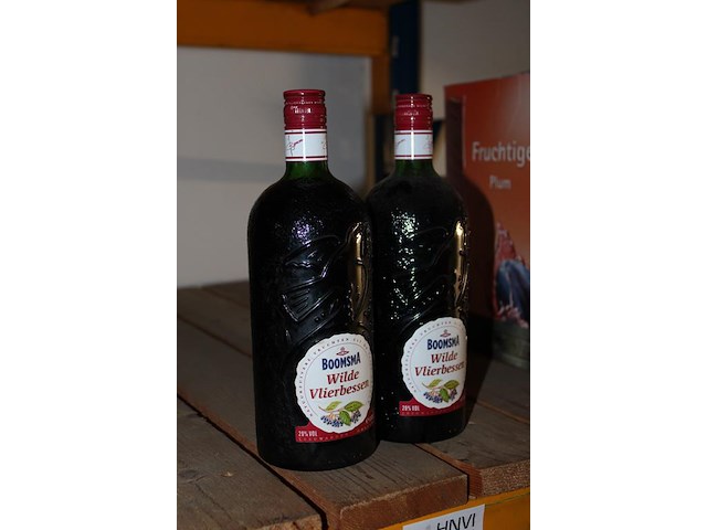 Twee flessen bessenjenever. - afbeelding 2 van  2