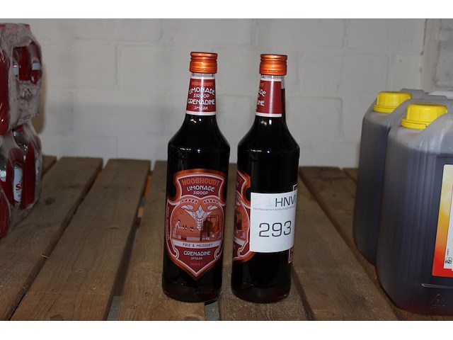 Twee flessen grenadine siroop hooghoudt. - afbeelding 1 van  2