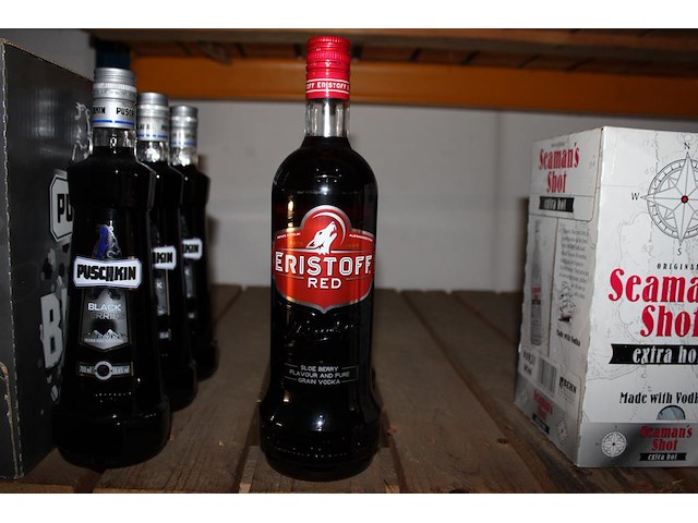 Twee flessen rode wodka. - afbeelding 1 van  2