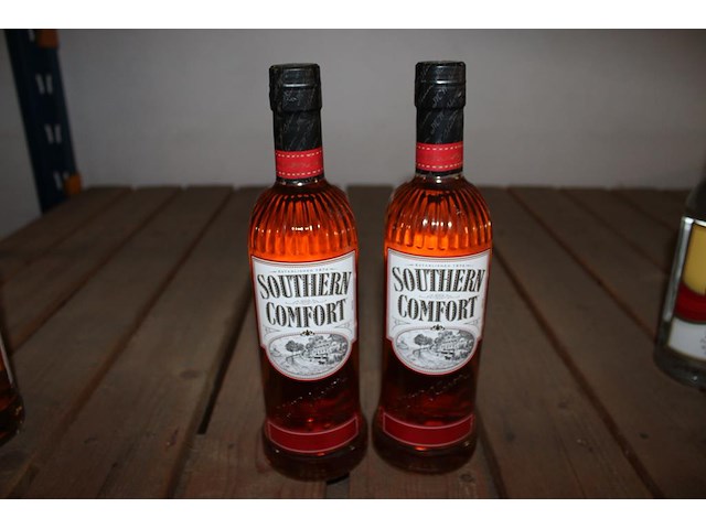 Twee flessen southern comfort. - afbeelding 1 van  2