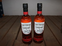 Twee flessen southern comfort. - afbeelding 1 van  2