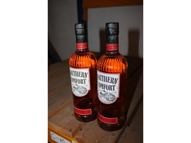 Twee flessen southern comfort. - afbeelding 2 van  2