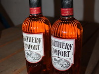 Twee flessen southern comfort. - afbeelding 2 van  2