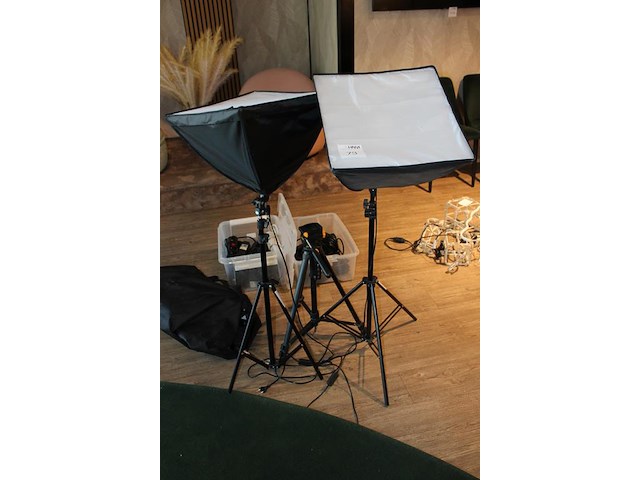 Twee fotolampen en camerastatief. - afbeelding 2 van  3