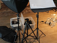 Twee fotolampen en camerastatief. - afbeelding 2 van  3