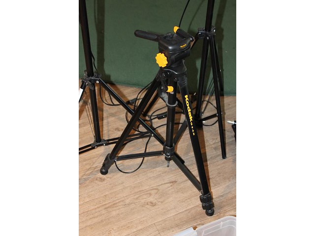 Twee fotolampen en camerastatief. - afbeelding 3 van  3