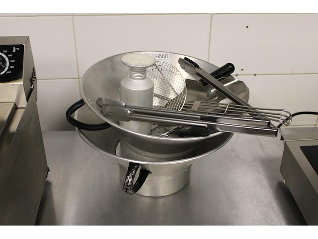 Twee frietbakken met tangen en zoutstrooier. - afbeelding 1 van  2