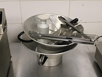 Twee frietbakken met tangen en zoutstrooier.