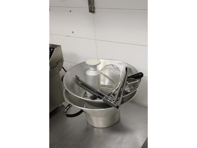 Twee frietbakken met tangen en zoutstrooier. - afbeelding 2 van  2