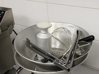Twee frietbakken met tangen en zoutstrooier. - afbeelding 2 van  2