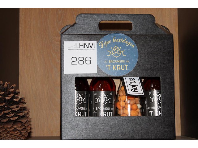 Twee geschenkverpakkingen 't krut met drie bieren en nootjes. - afbeelding 1 van  2