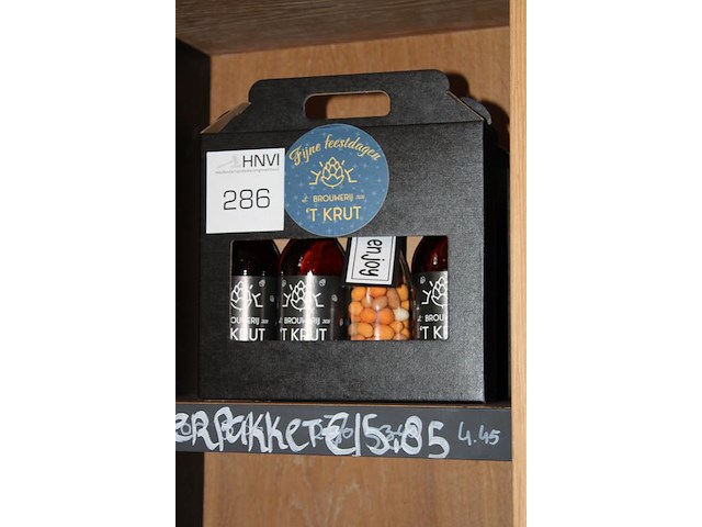 Twee geschenkverpakkingen 't krut met drie bieren en nootjes. - afbeelding 2 van  2