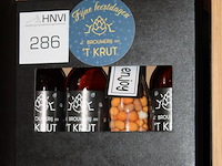 Twee geschenkverpakkingen 't krut met drie bieren en nootjes. - afbeelding 2 van  2