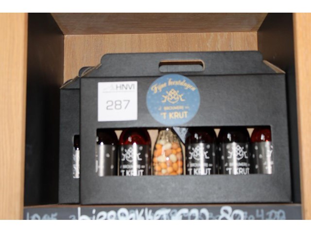 Twee geschenkverpakkingen 't krut met vijf diverse bieren en nootjes. - afbeelding 1 van  2