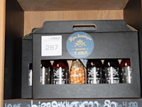 Twee geschenkverpakkingen 't krut met vijf diverse bieren en nootjes. - afbeelding 1 van  2