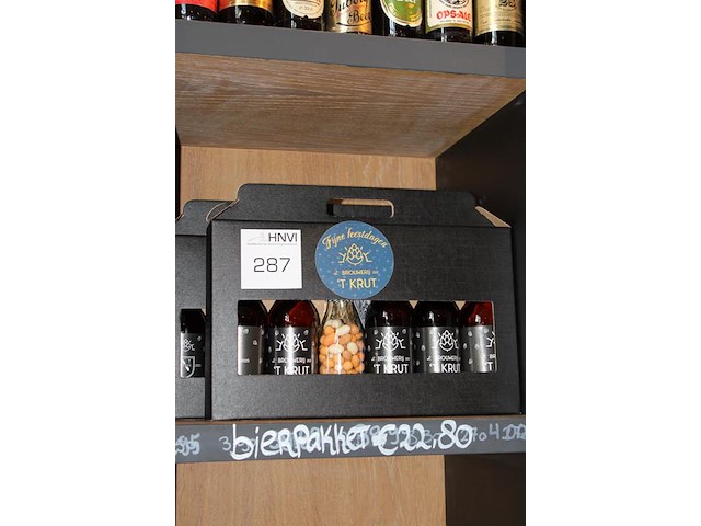 Twee geschenkverpakkingen 't krut met vijf diverse bieren en nootjes. - afbeelding 2 van  2