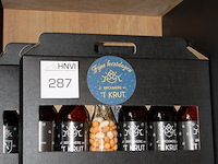 Twee geschenkverpakkingen 't krut met vijf diverse bieren en nootjes. - afbeelding 2 van  2