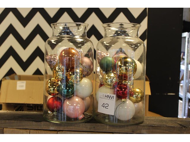 Twee glazen potten gevuld met kleurrijke kerstballen. - afbeelding 1 van  2