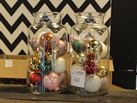 Twee glazen potten gevuld met kleurrijke kerstballen. - afbeelding 1 van  2