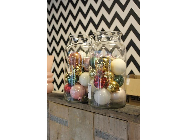 Twee glazen potten gevuld met kleurrijke kerstballen. - afbeelding 2 van  2