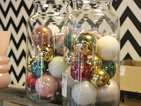 Twee glazen potten gevuld met kleurrijke kerstballen. - afbeelding 2 van  2