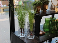 Twee glazen vazen met decoratieve groene planten. hoogte ca. 70 cm. - afbeelding 1 van  2