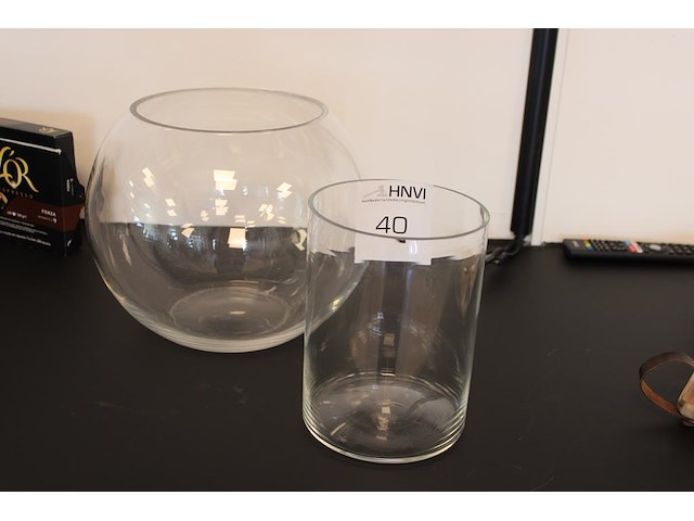 Twee glazen vazen. - afbeelding 1 van  2