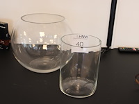 Twee glazen vazen. - afbeelding 1 van  2