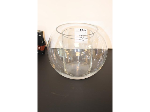 Twee glazen vazen. - afbeelding 2 van  2