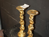 Twee goud kleurige kandelaars hoogte 35 cm. - afbeelding 2 van  2