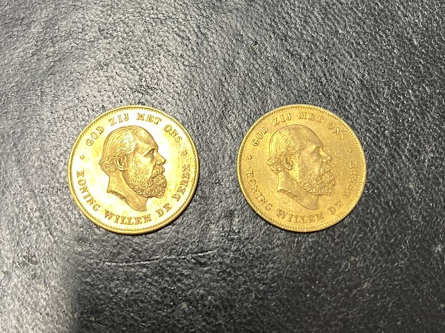 Twee gouden munten - afbeelding 1 van  3