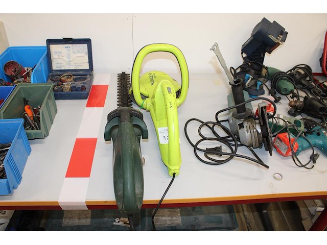 Twee heggenscharen w.o. the gardengroom. - afbeelding 1 van  2