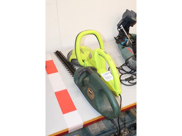 Twee heggenscharen w.o. the gardengroom. - afbeelding 2 van  2