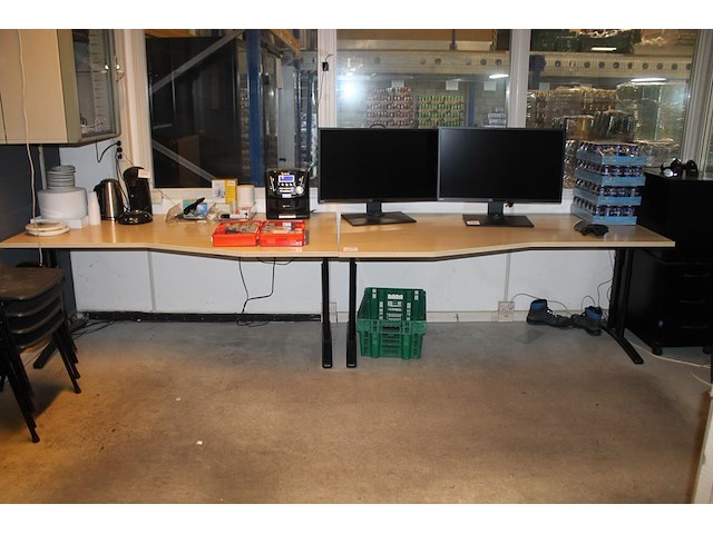 Twee hoekbureaus met afmeting 180 x 100 cm. in hoogte verstelbaar. - afbeelding 1 van  3
