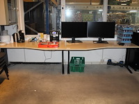 Twee hoekbureaus met afmeting 180 x 100 cm. in hoogte verstelbaar. - afbeelding 1 van  3