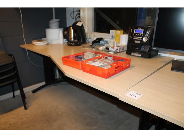 Twee hoekbureaus met afmeting 180 x 100 cm. in hoogte verstelbaar. - afbeelding 3 van  3