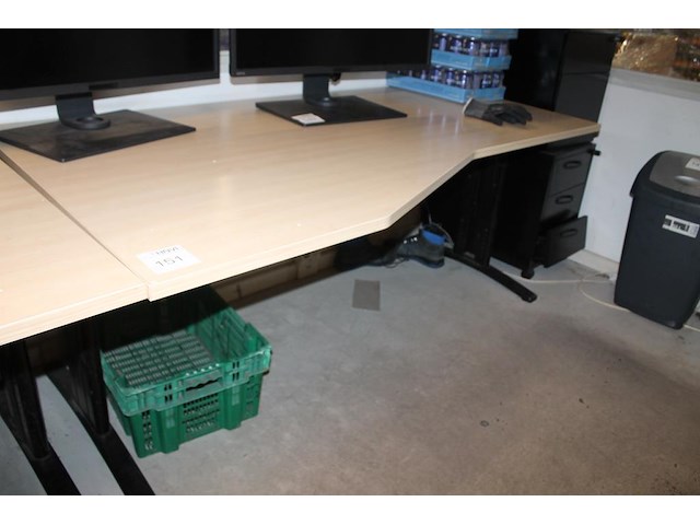 Twee hoekbureaus met afmeting 180 x 100 cm. in hoogte verstelbaar - afbeelding 2 van  3